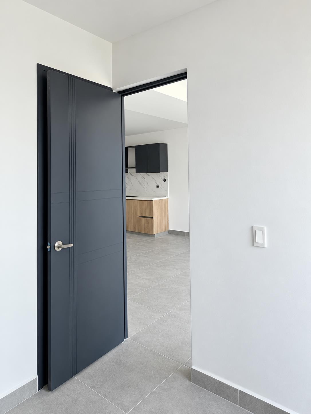 Puertas y acabados, fotografía retocada de un proyecto de apartamentos ejecutado por el propietario